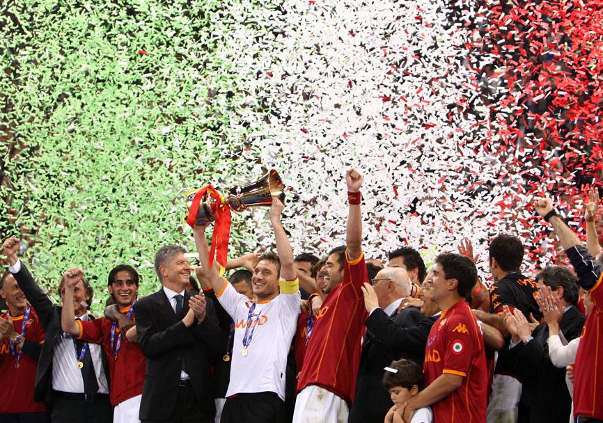 24 maggio 2008 : il capitano della Roma, Francesco Totti, alza la Coppa Italia dopo la vittoria per 2-1 sull&#39;Inter, allo stadio Olimpico di Roma. Totti, in quell&#39;occasione capitano non giocatore alza la coppa consegnatagli dal Presidente della Repubblica Giorgio Napolitano (Ansa)